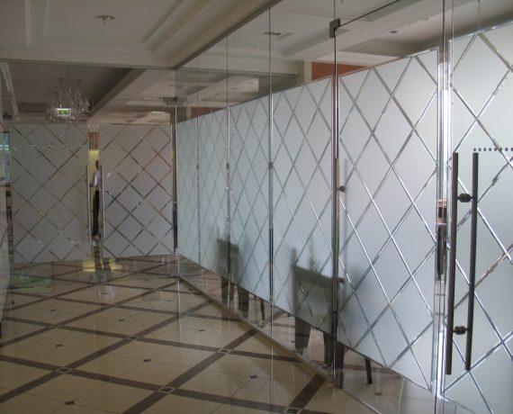Стеклянные перегородки с декором