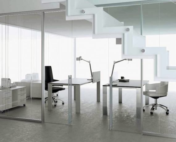 Торговые стеклянные перегородки в каркасе