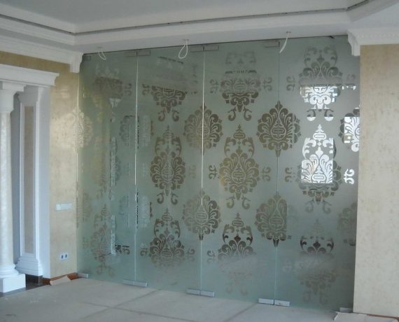 Стеклянные перегородки с декором