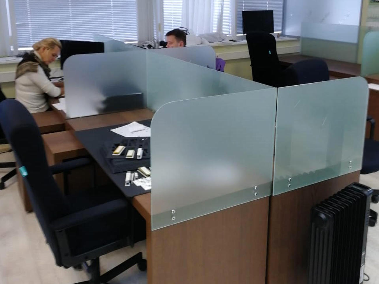 Матовый защитный экран. Стол с экраном в офис. Экран перегородка для офисного стола. Офисные столы с перегородками. Защитные экраны для офиса.